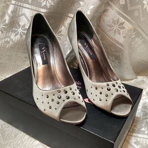 Nina Shoes Women’s Size 8.5 Satin Upper Leather Sole Rhinestones Grey